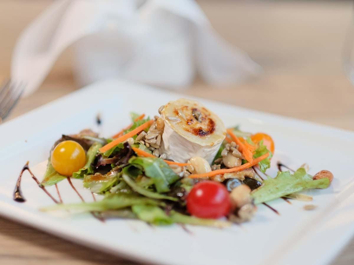 Salad with goats cheese